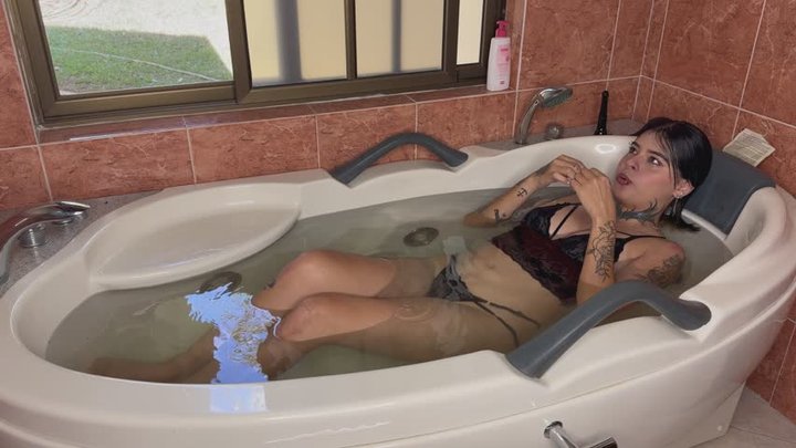 Bathtub Breath Hold: Tub Submersion Tease!
