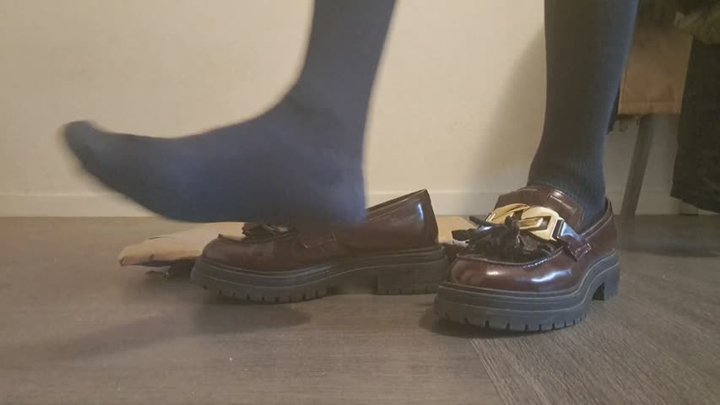 Crushing biscuits in loafers