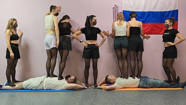 Multitrampling contest #83 (Part 1): deep pantyhose trampling & unbearable head 
