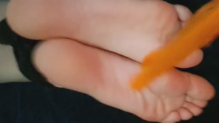 Extended foot tickling session for Dafne by Tirsa (lost video)
