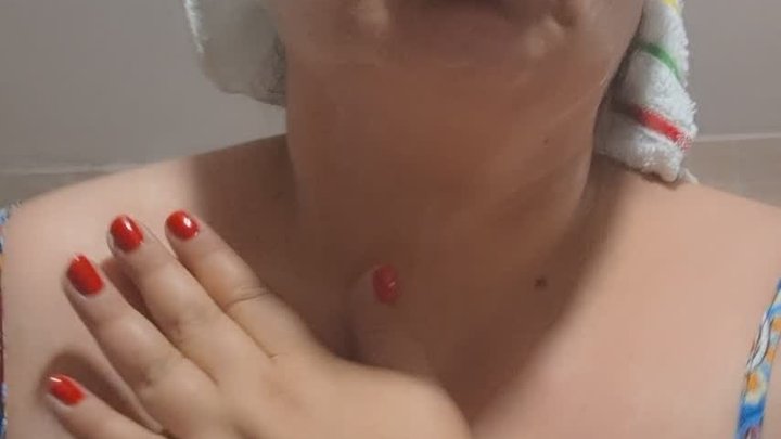 Fresh After Shower – Red Lipstick, Lip Gloss & Glass Play.
