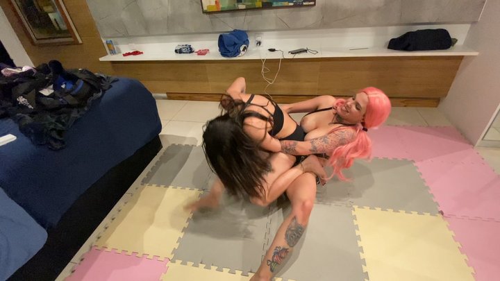 Brazilian Girl vs Girl Wrestling: Pink Hair vs Tattooed Queen – Mount and Strugg