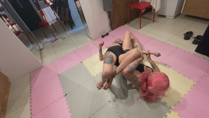Pink Hair vs Brazilian Queen: Playful Wrestling Turns Into Hard Mount Control