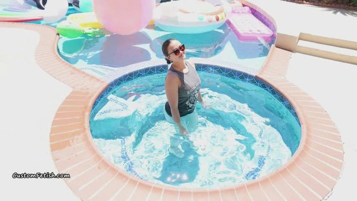 Raven Wets Clothes in the Hot Tub HD-WMV
