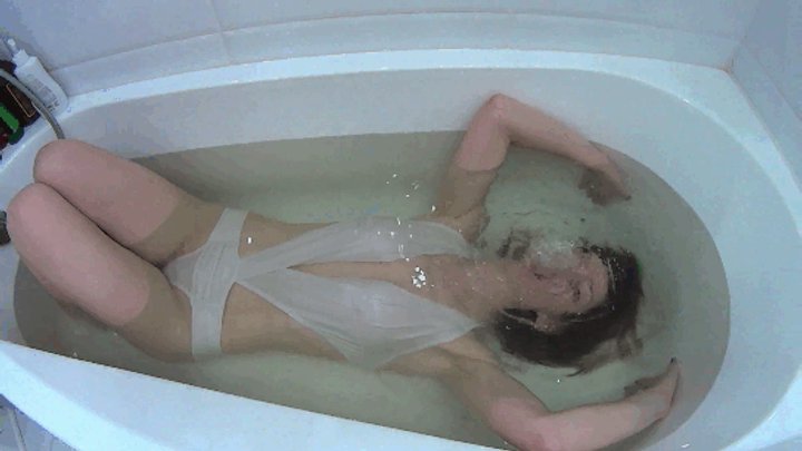 M HOLD BREATH IN HOT BATHTUB AND SEXY BUBLES UNDERWATER 5UF