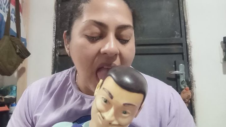 Me encanta volver a lamer tu rostro y jugar con el..
