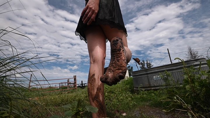 Heavy steps and squishy mud