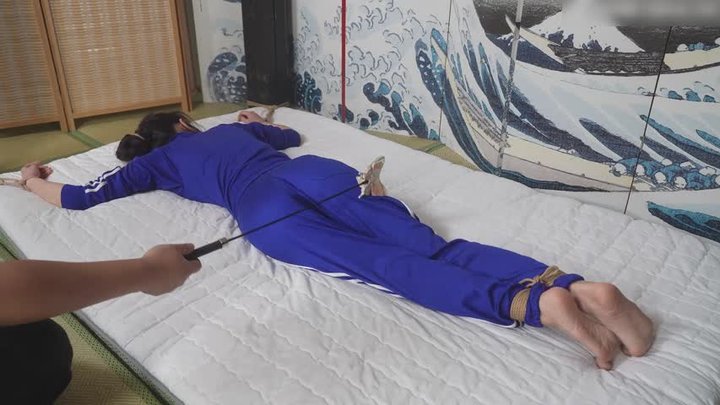 sg4-Spanking a girl's bottom