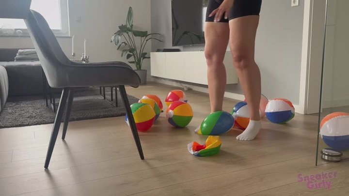Sneaker-Girl Mia Moon - Some Beachballs with white Socks