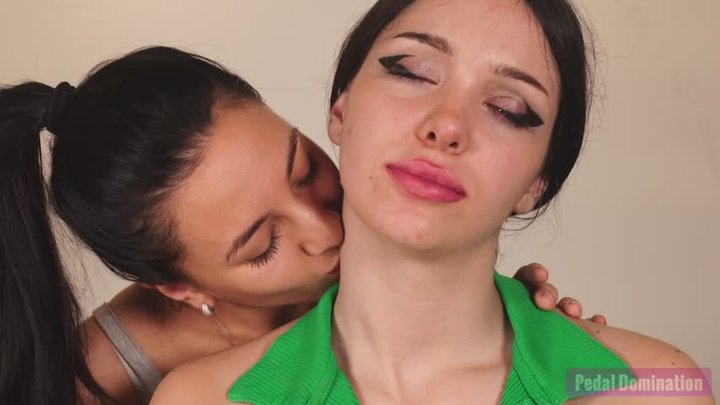 Neck Worship Between Friends - 4K MP4