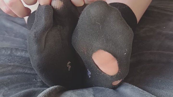 Sweaty Worn Socks Removal – Stripping Them Off & Revealing My Bare Feet