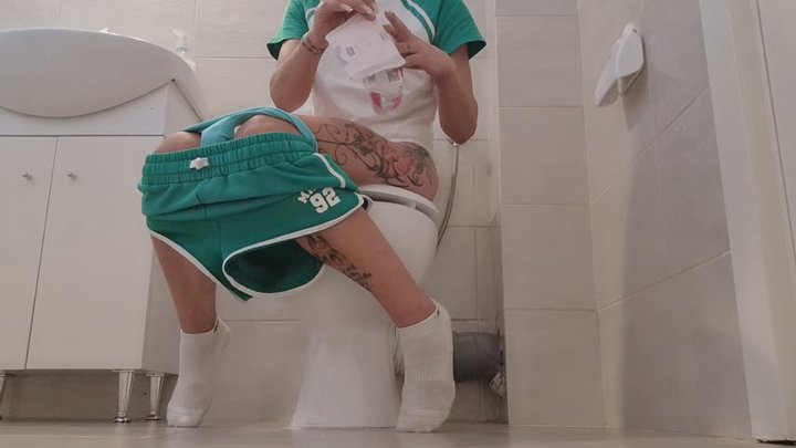 PERIOD EMERGENCY! OVERFLOWING FULL PAD & DESPERATE TOILET RUSH