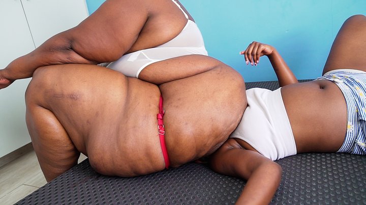 Giantess Facesitting Crush: 50kg Mummified-Tears Wrap Off in Terror