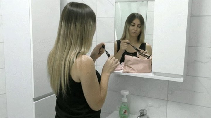 You apply makeup and then, you announce that you need to pee MP4 FULL HD 1080p