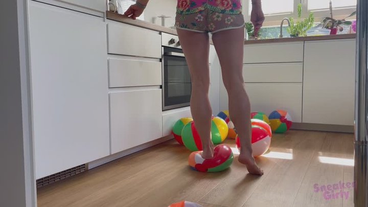 Sneaker-Girl Amanda - Beachball Stresstest with feet and butt