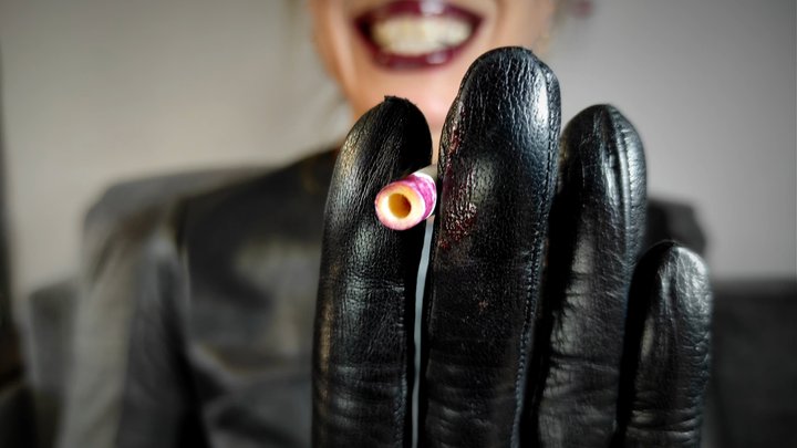 CLOSE-UP LIPSTICK STAINED AND FILTER DARKENING WHILE SMOKING (4K)