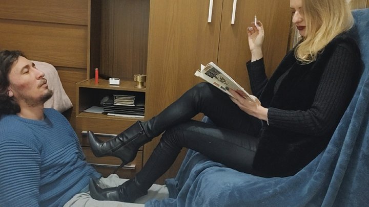 #315 - Ignored under black boots while smoking! 720p