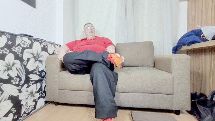 SMELL THE BAD ODOR OF MY BIG FEET - BY KING RENATO COLOSSOS AND ISABELITA - CLIP