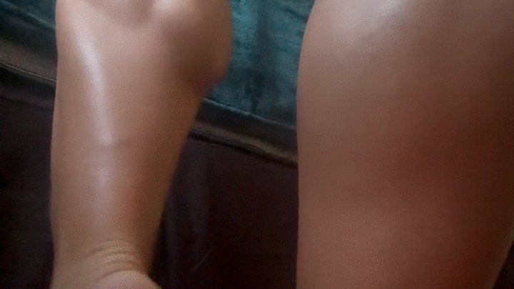 Barefoot Bedroom Muscle Worship Calves and Quads