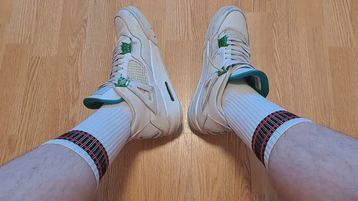 5 min voller Erniedrigung und Sneaker verehren
