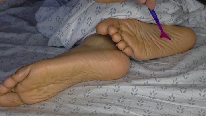 Candid sleepy foot tickling, toe sucking & worship #1 (4K)