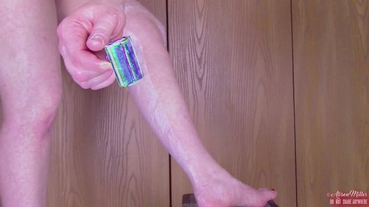 Using A Safety Razor On 16 Weeks Of Calf + Booty Hair and 12 Weeks Of Thigh + Pu