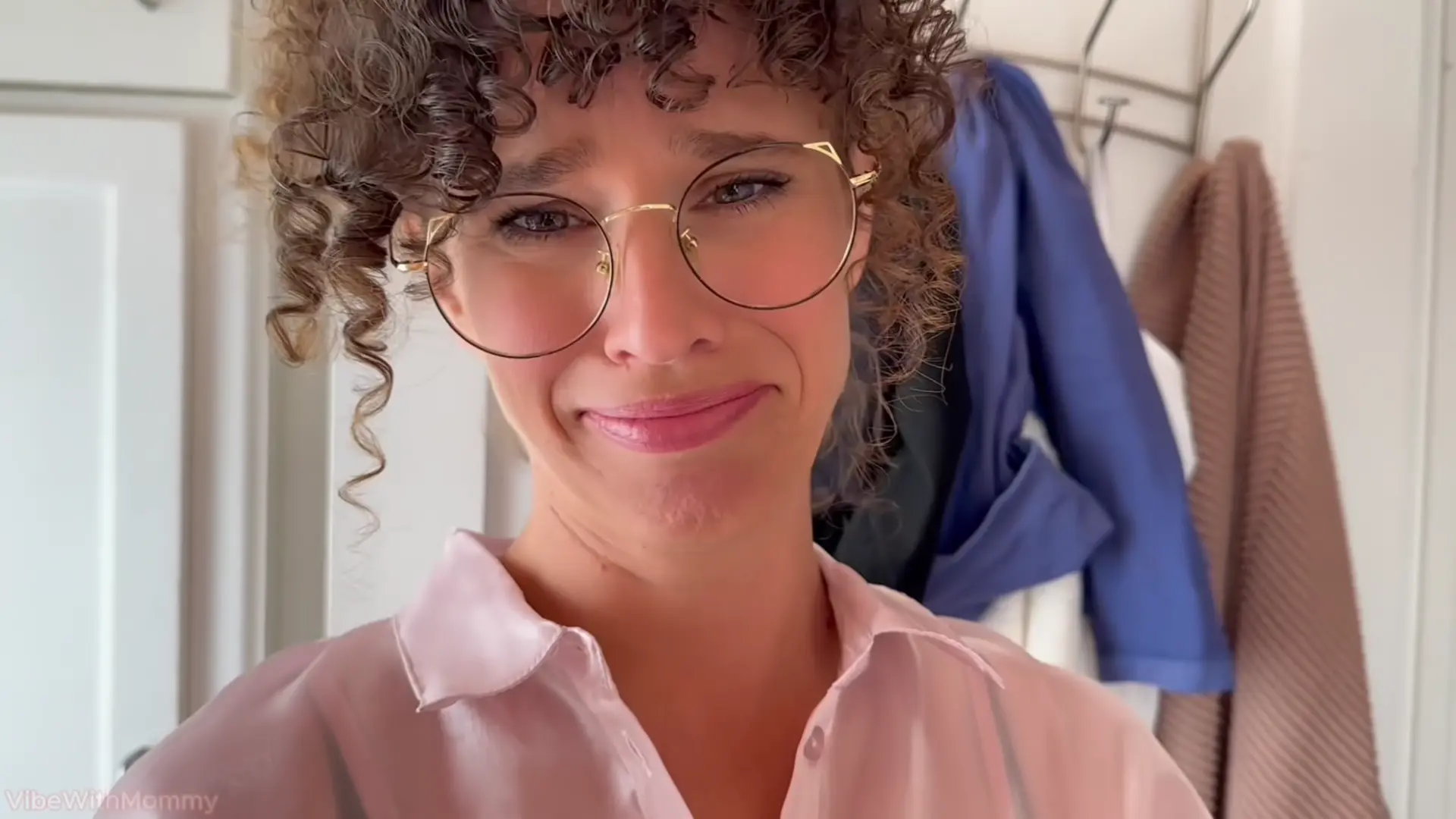 Businesswoman in Stockings Receives Deep Anal in Changing Room