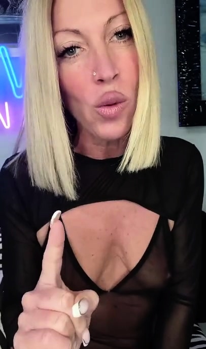 Webcam busty blonde stripped covered by oil anal masturbate