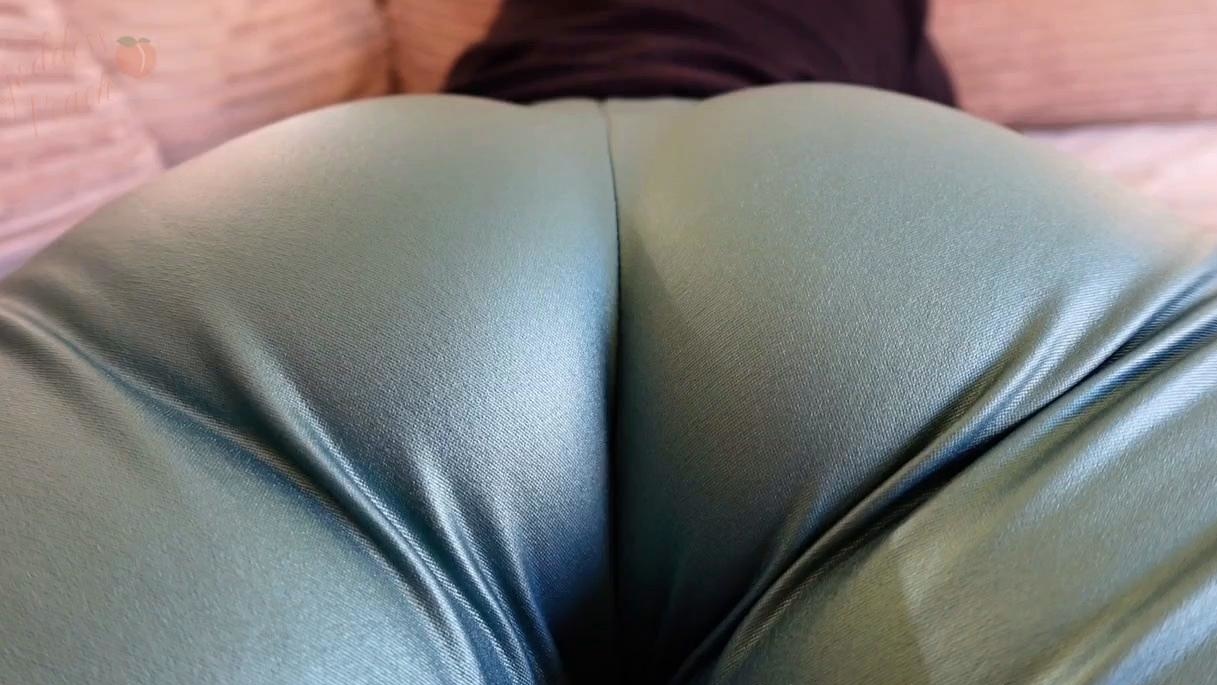Solo mature masturbating on webcam