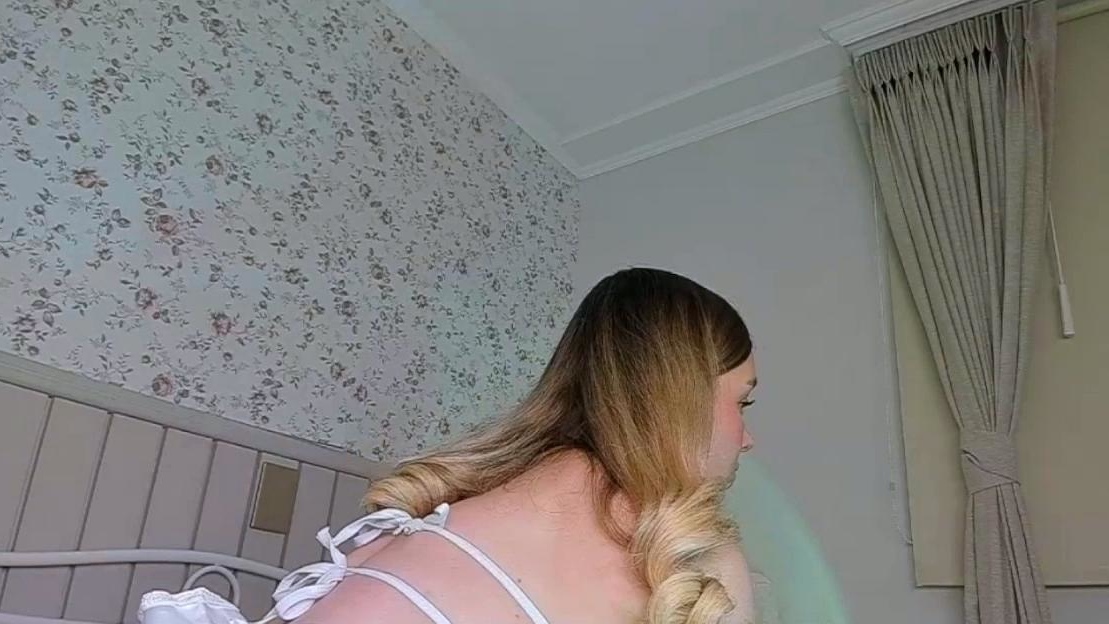Solo Hot Girl Playing With Her Pussy she love sex