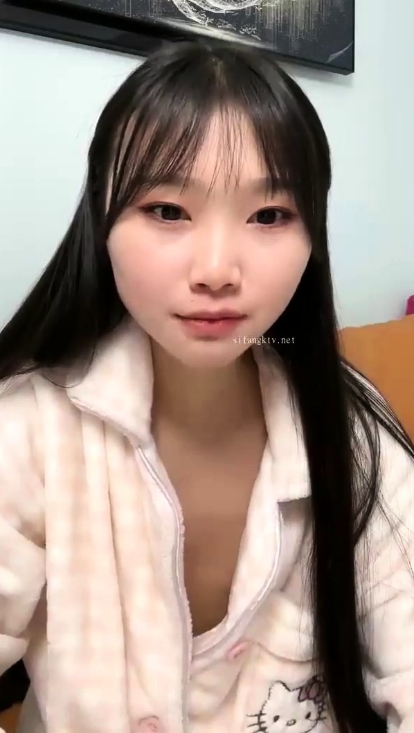 Beauty small tit amateur teen masturbating her shaved pussy