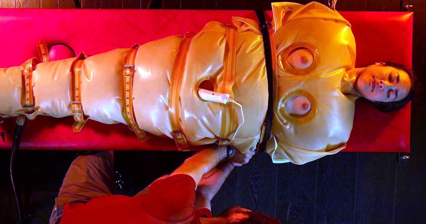 Amateur CDin latex dildoing