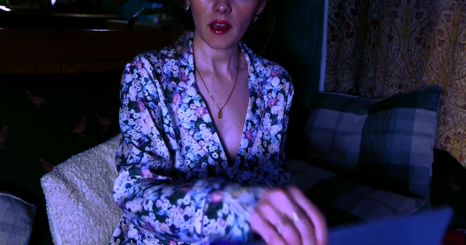 Brunette solo masturbation on webcam