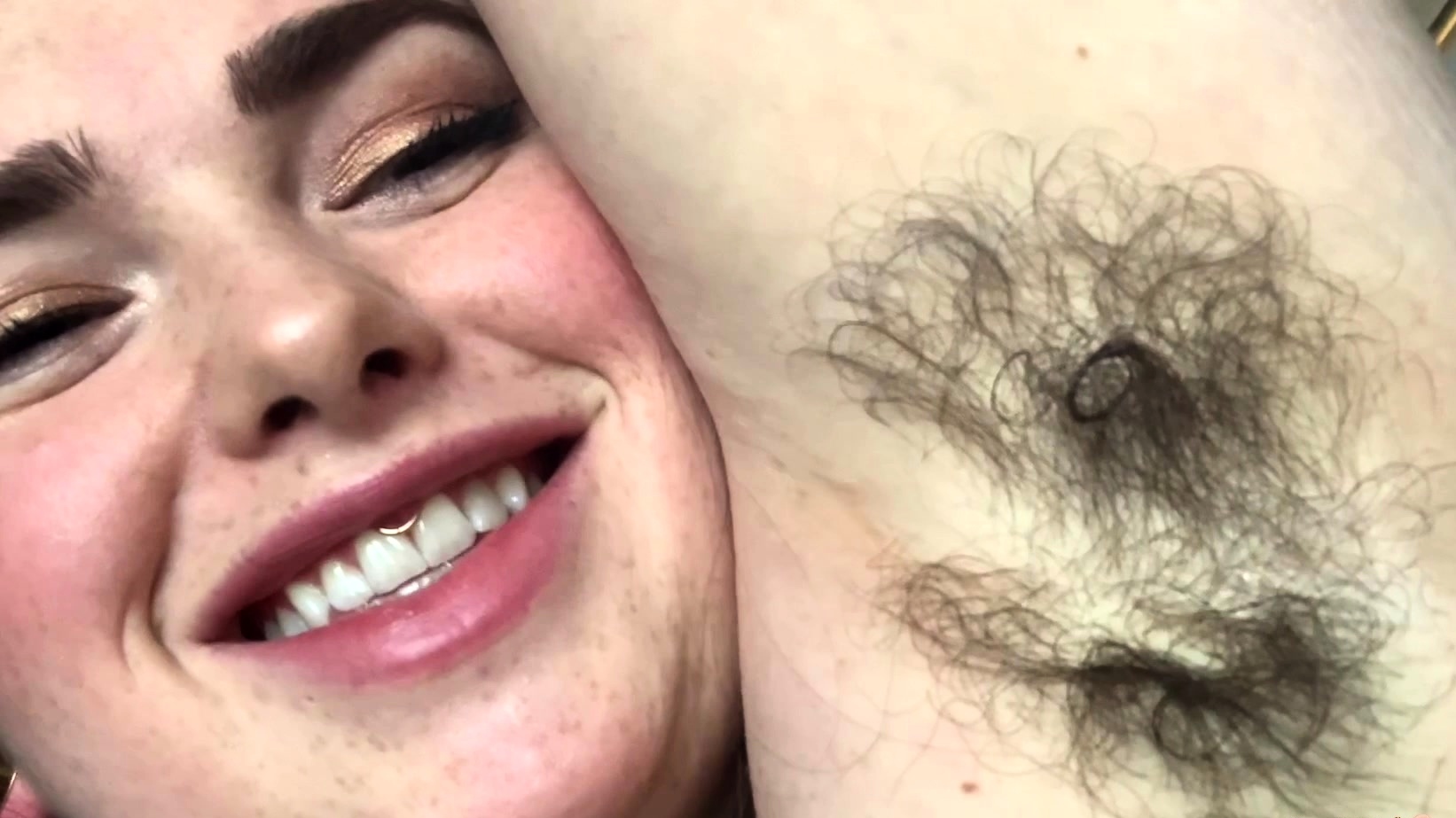 amateur redhead washing her pussy in the tub show the
