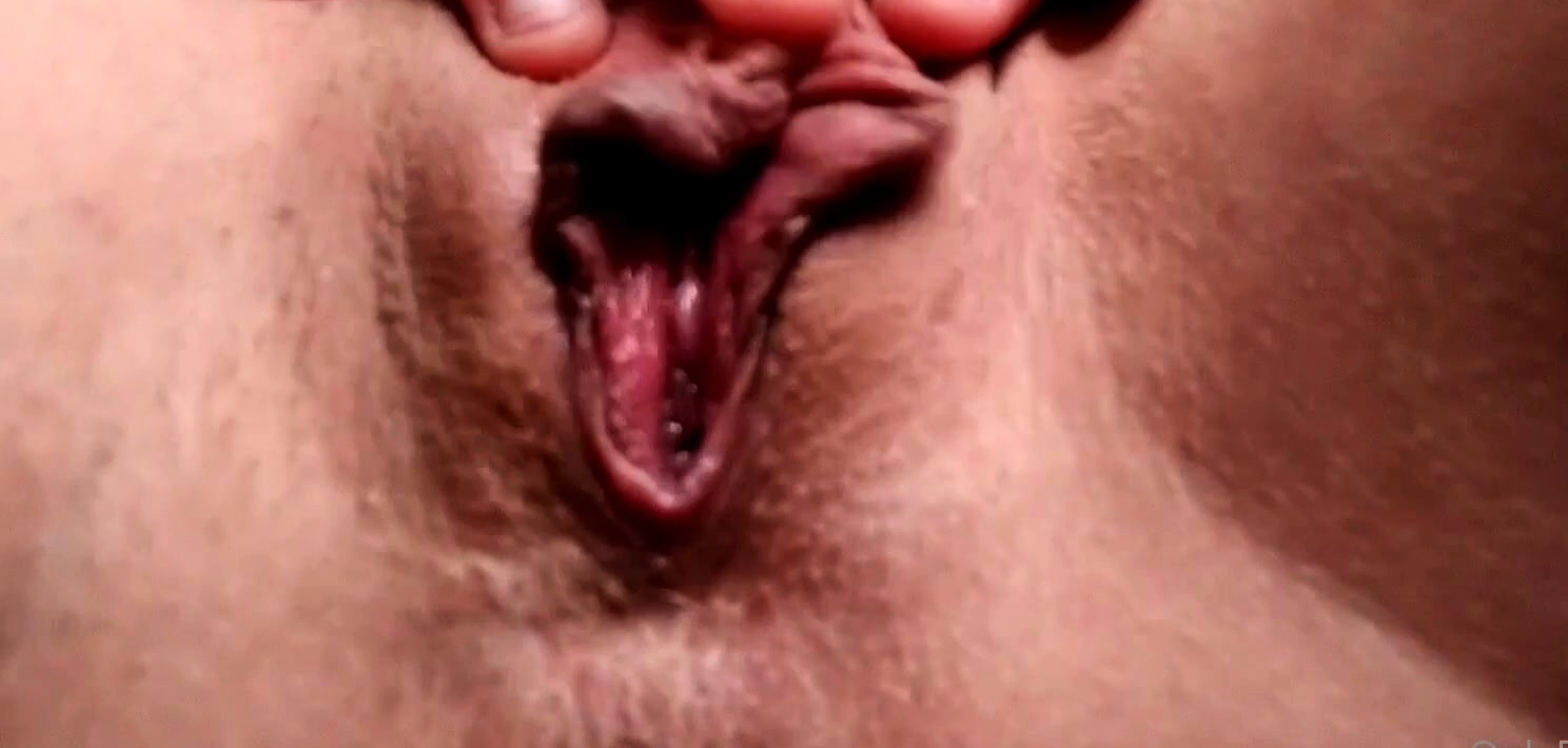 Close up solo beauty fucking her pussy
