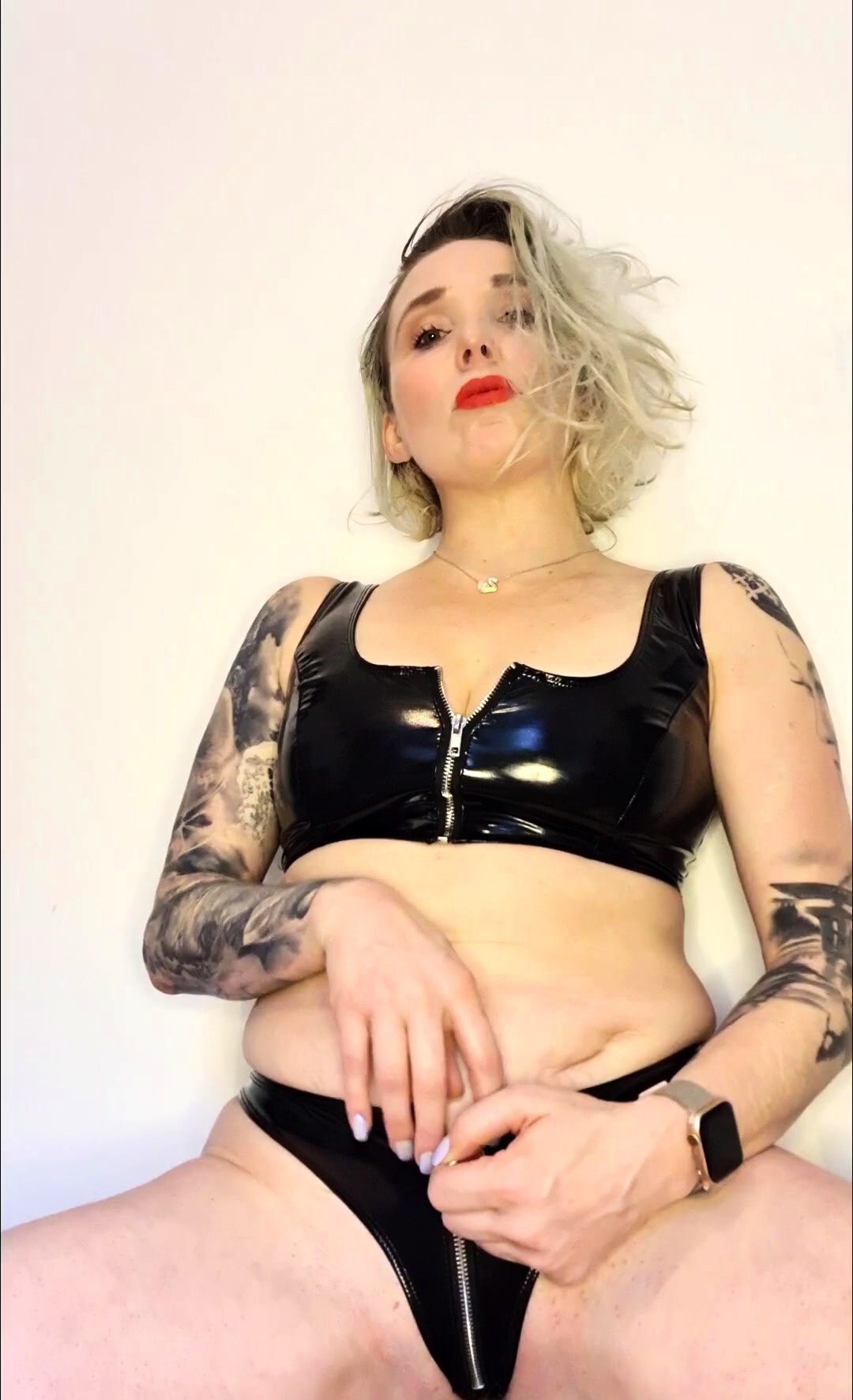 Amateur webcam girl masturbate big dildo