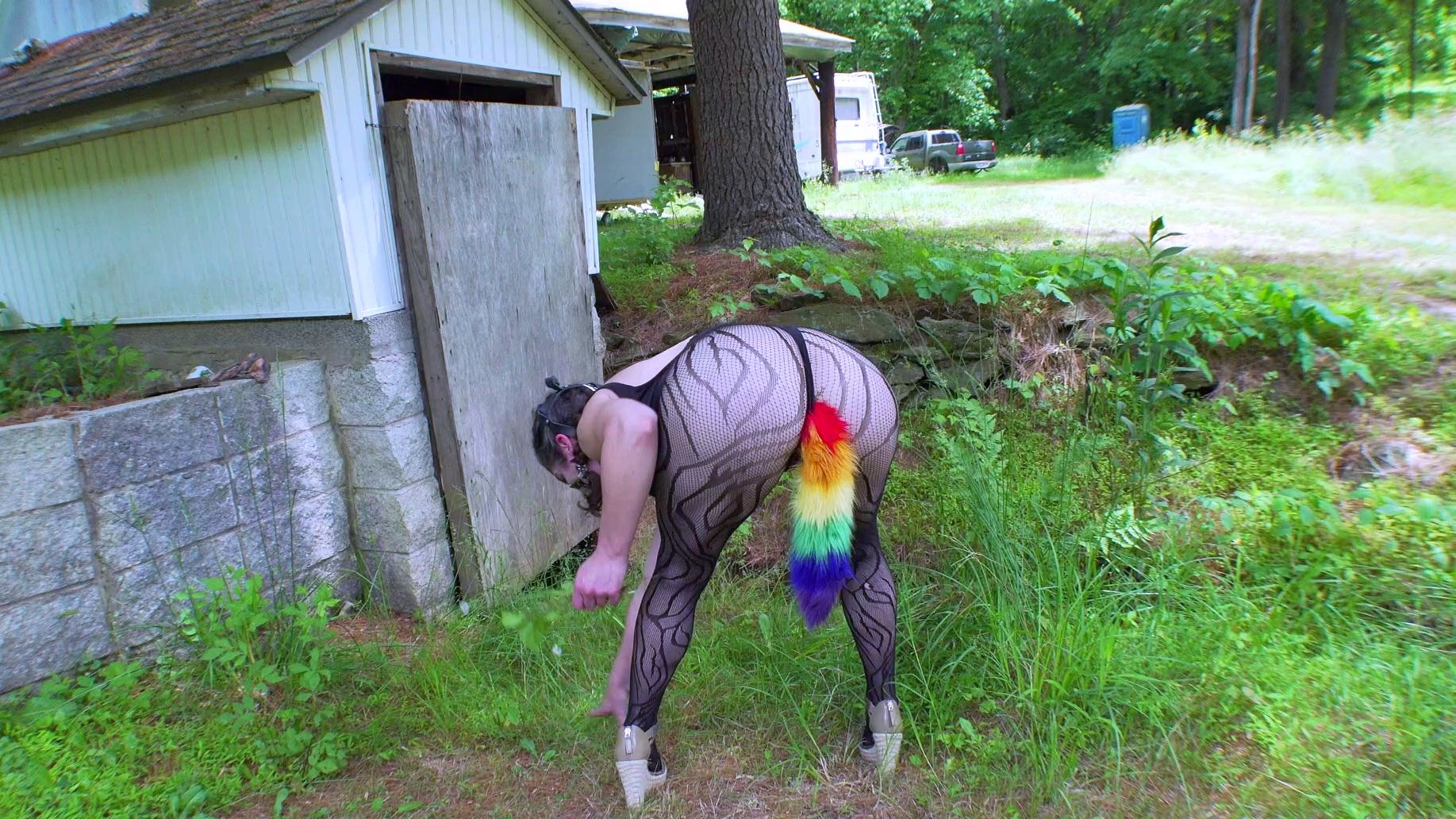 Amateur ass rammed outdoors