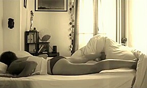 elle se donne un orgasme en solo