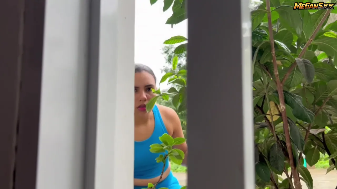 Vecina Que Estas Haciendo Ahi Afuera Solita?