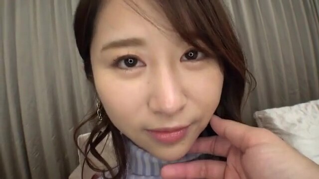 美形お姉さんが手マンで腰がピクつきピストン後は顔射フィニッシュ